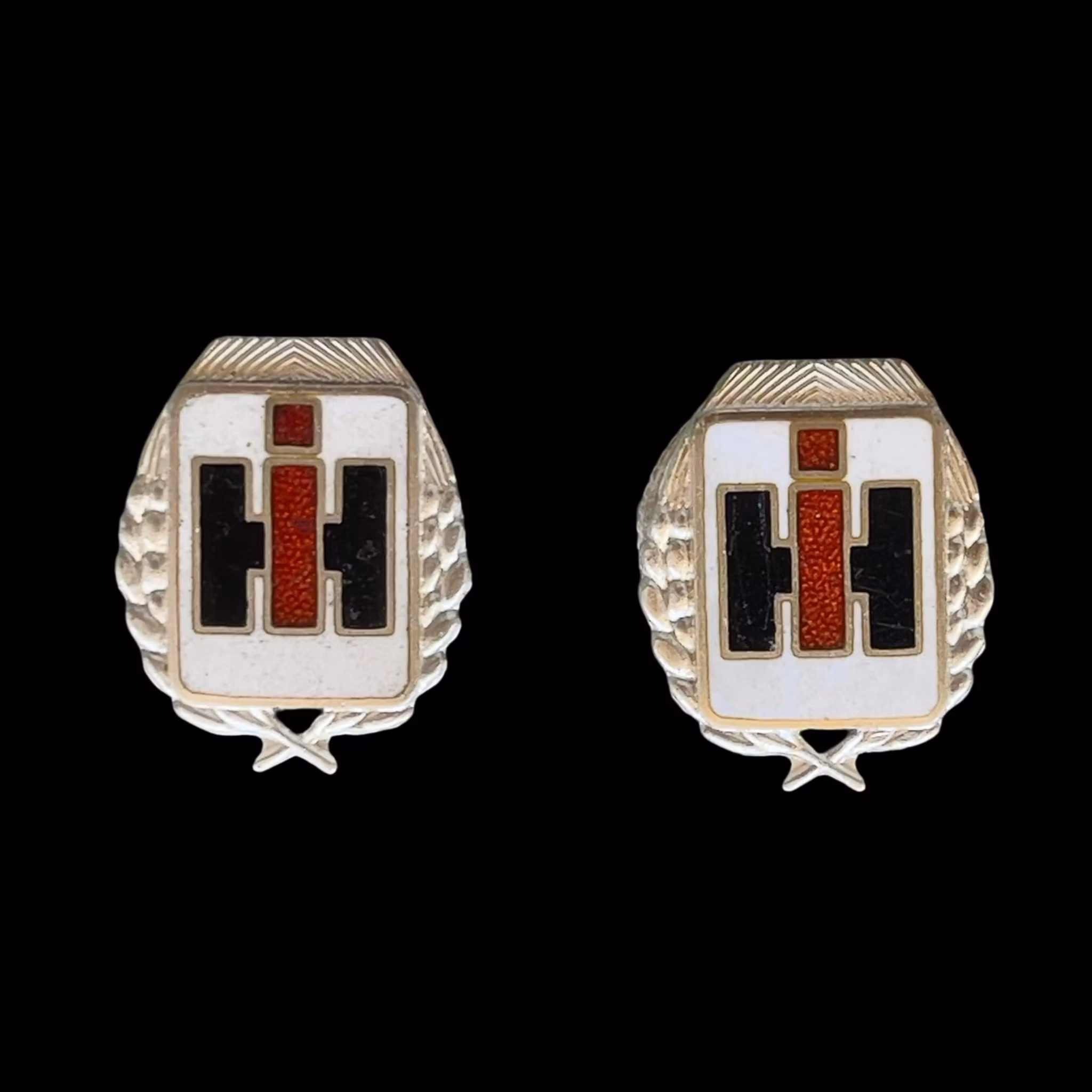 2 st International Harvester (IH) silvermärken - Äkta silver, stämplade