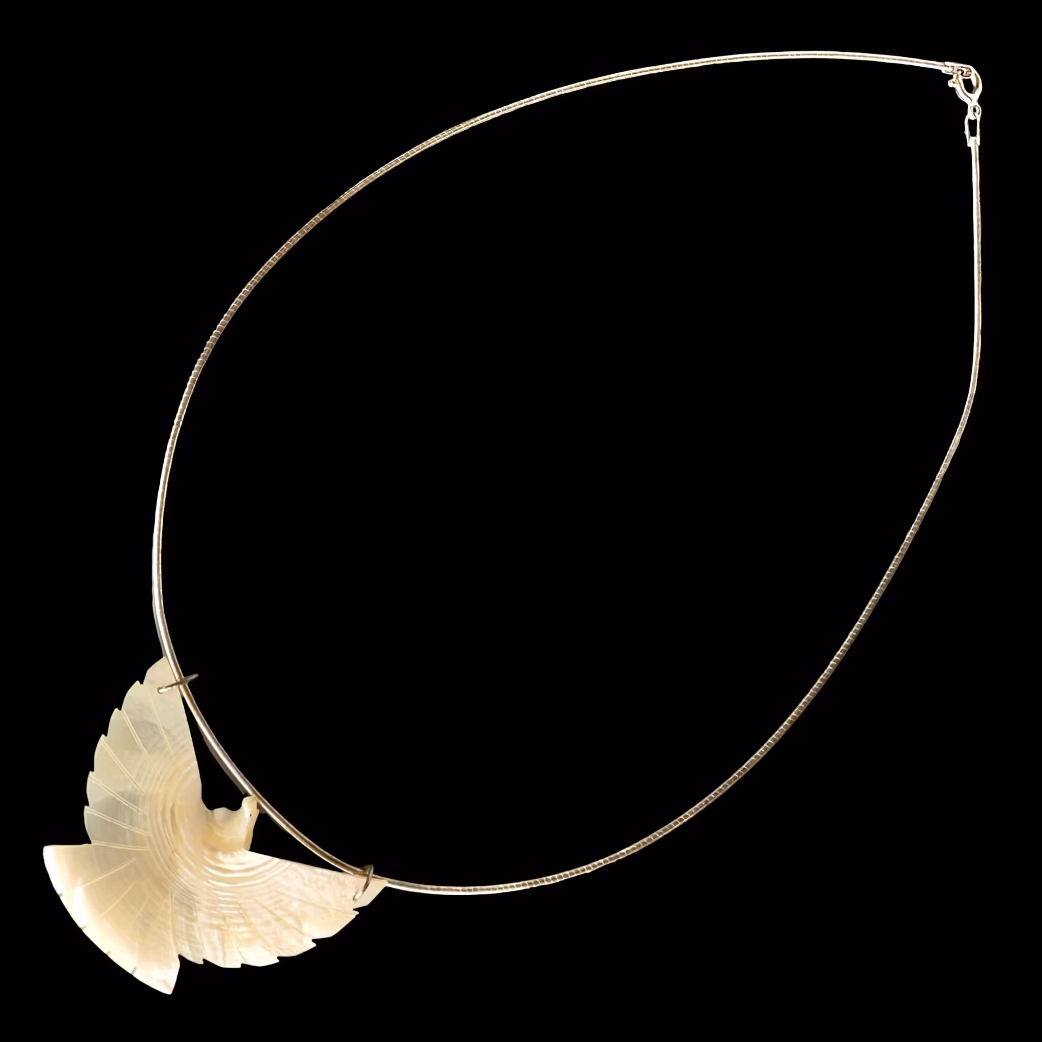 Halsband i Sterling Silver - Stämplad KD 925 - Med snidad fågel i pärlemor