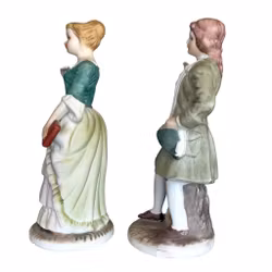 Dos figuritas de porcelana antiguas: una dama y un caballero al estilo rococó.