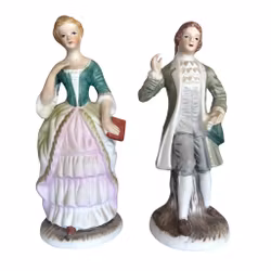 Dos figuritas de porcelana antiguas: una dama y un caballero al estilo rococó.