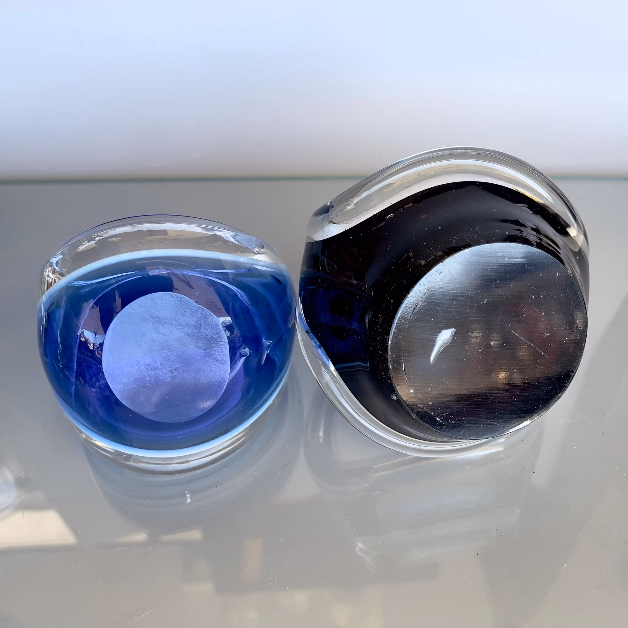 2 st konstglas skålar / ljuslyktor i droppform - Blå & vinröd ton