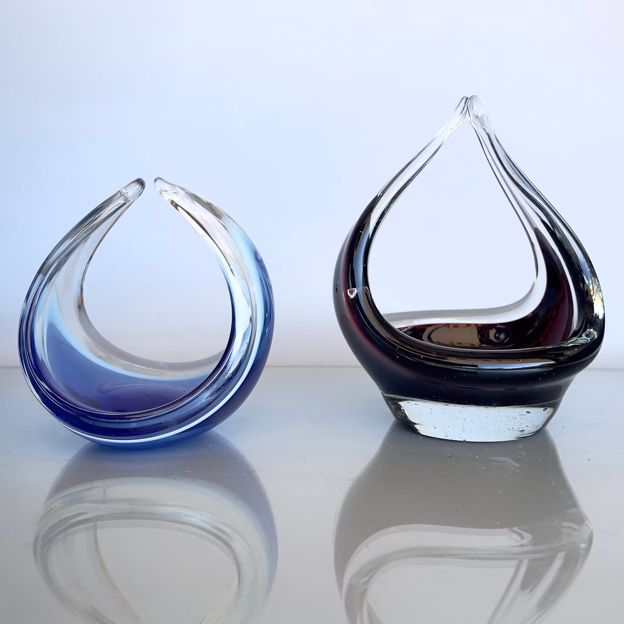 2 st konstglas skålar / ljuslyktor i droppform - Blå & vinröd ton