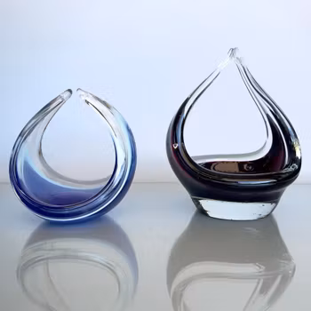 2 st konstglas skålar / ljuslyktor i droppform - Blå & vinröd ton