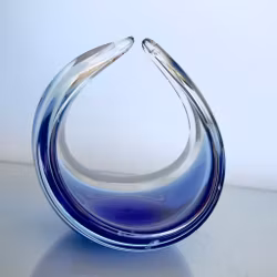 2 Kunstglasschalen/Kerzenhalter in Tropfenform – Blau- und Burgundertöne