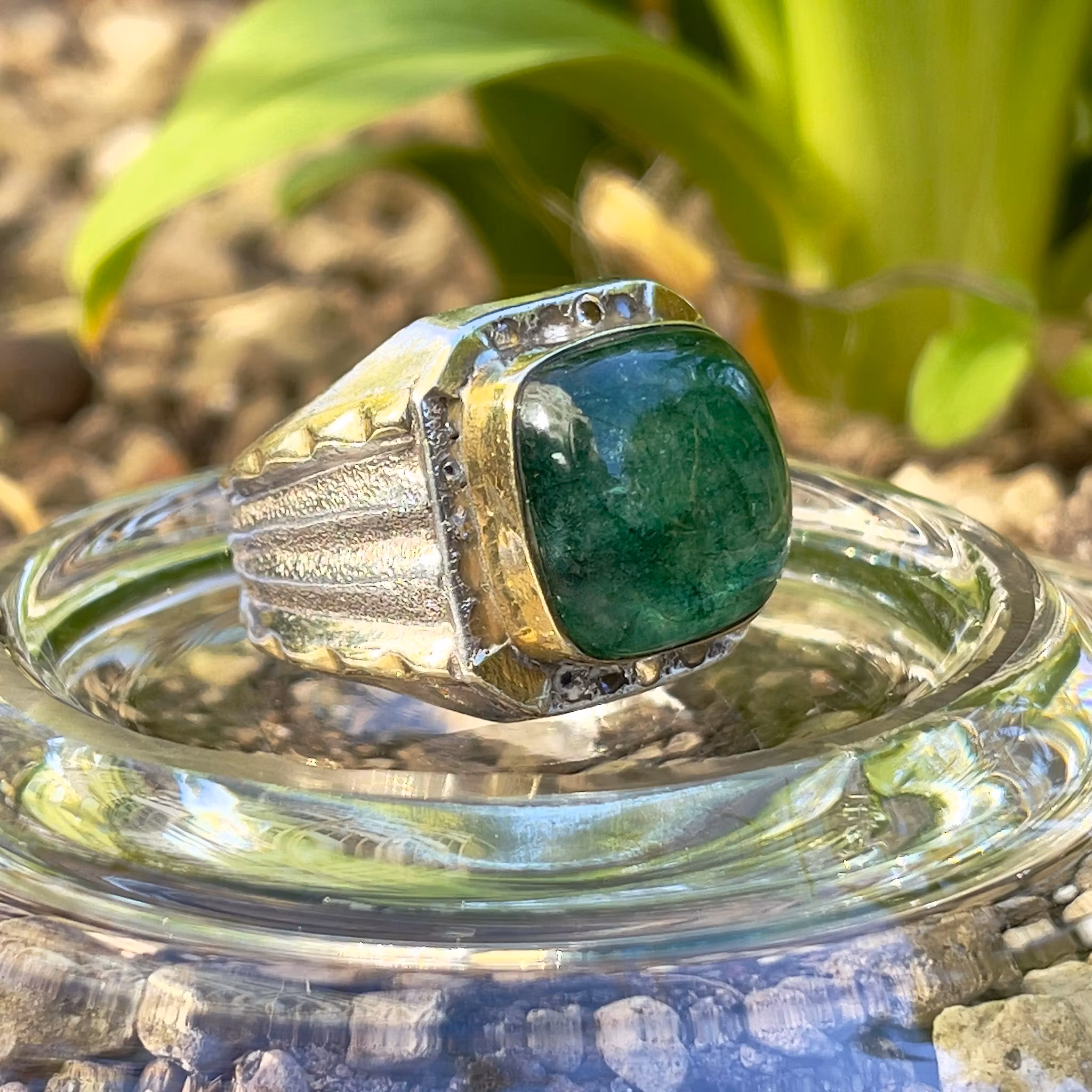 Anillo vintage exclusivo para hombre en plata con una gran esmeralda natural de 15 quilates.