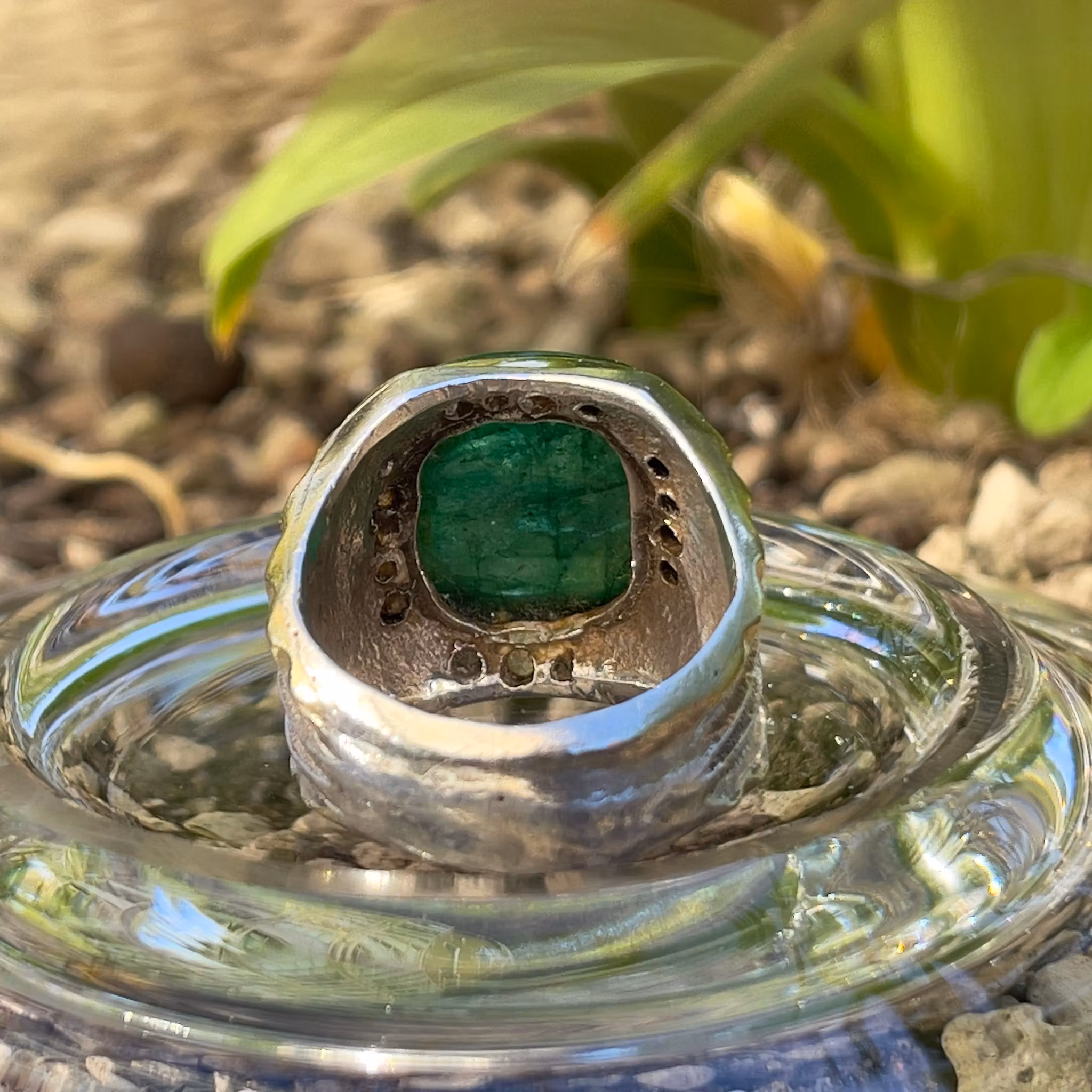 Anillo vintage exclusivo para hombre en plata con una gran esmeralda natural de 15 quilates.