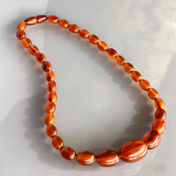 Collar antiguo de baquelita con cuentas color ámbar - 30 g