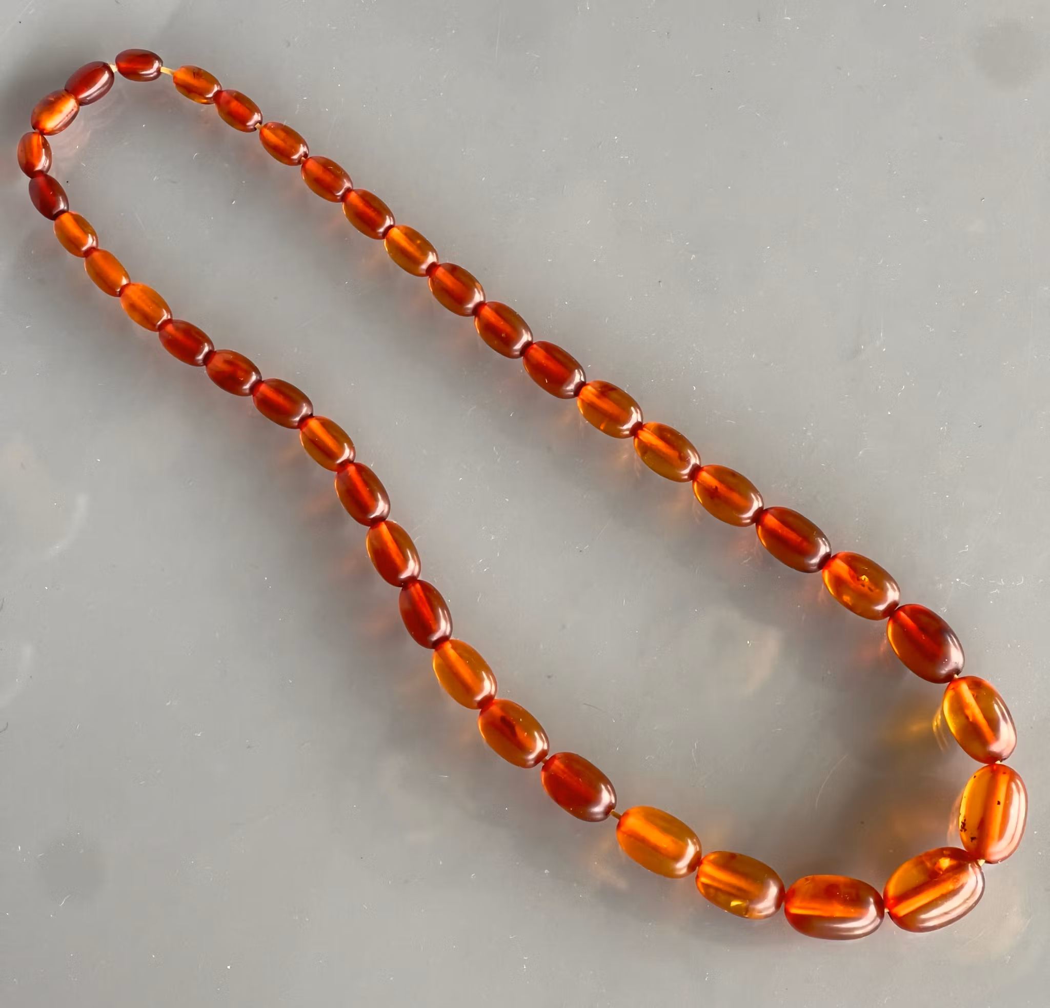 Antikt collier i naturlig bärnsten - Vackra klassisk honungs pärlor - 22 g