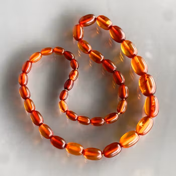 Antikt collier i naturlig bärnsten - Vackra klassisk honungs pärlor - 22 g