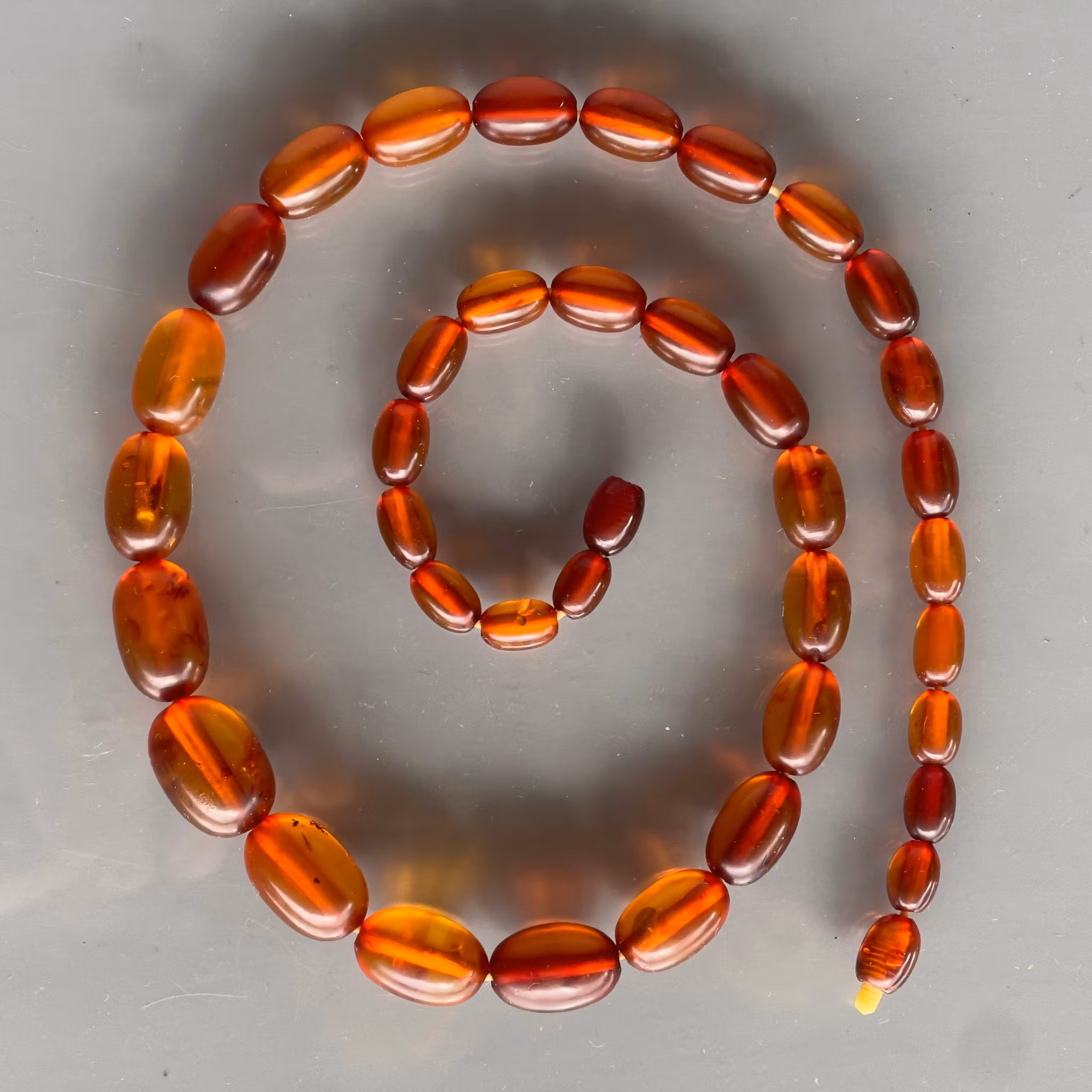 Antikt collier i naturlig bärnsten - Vackra klassisk honungs pärlor - 22 g
