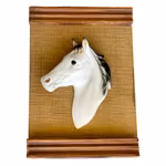 Vintage vägg prydnad - Hästhuvud i keramik på träplatta