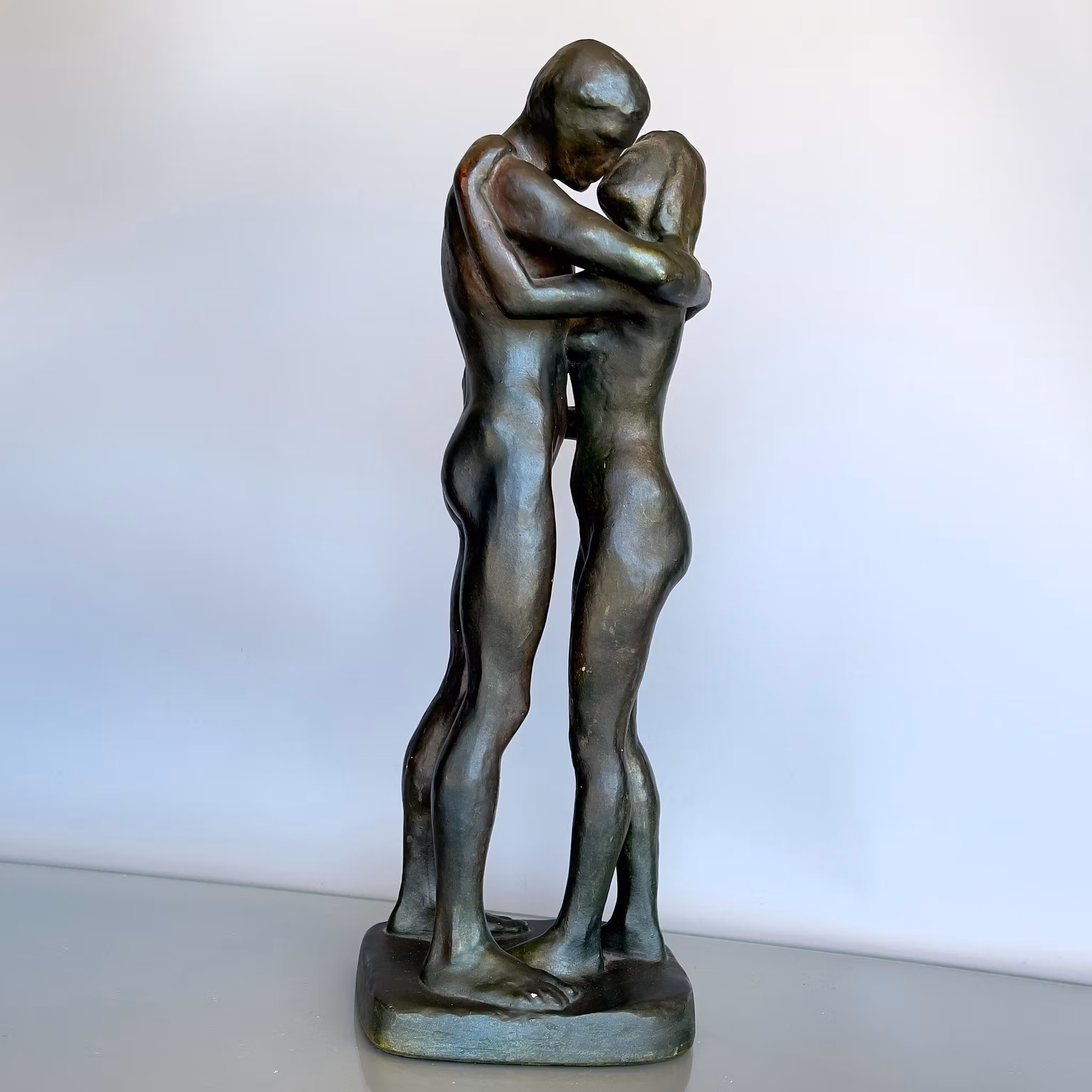 Gudmar Olovson - Skulptur “Les deux arbres” Par i omfamning, Patinerad gips, signerad