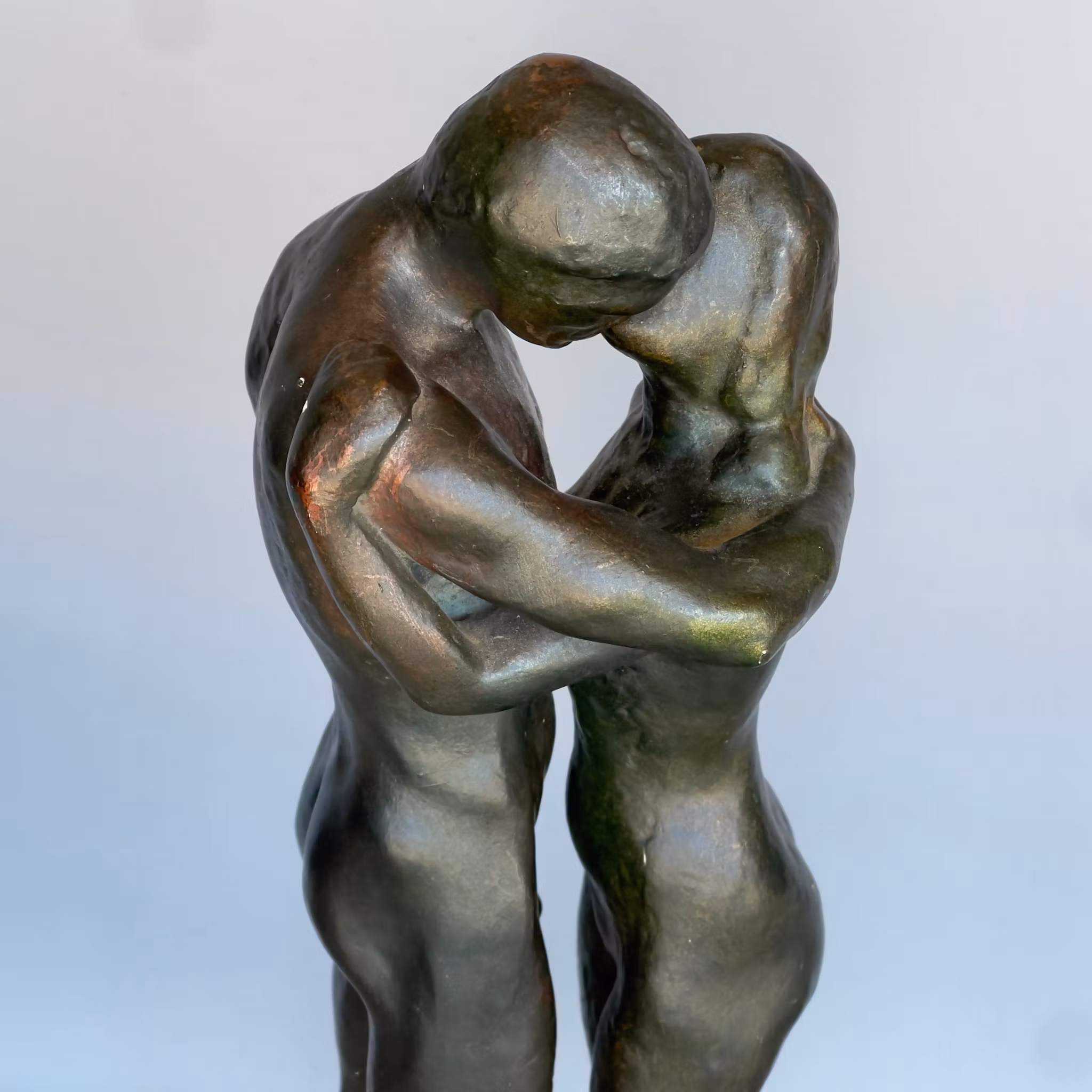 Gudmar Olovson - Skulptur “Les deux arbres” Par i omfamning, Patinerad gips, signerad