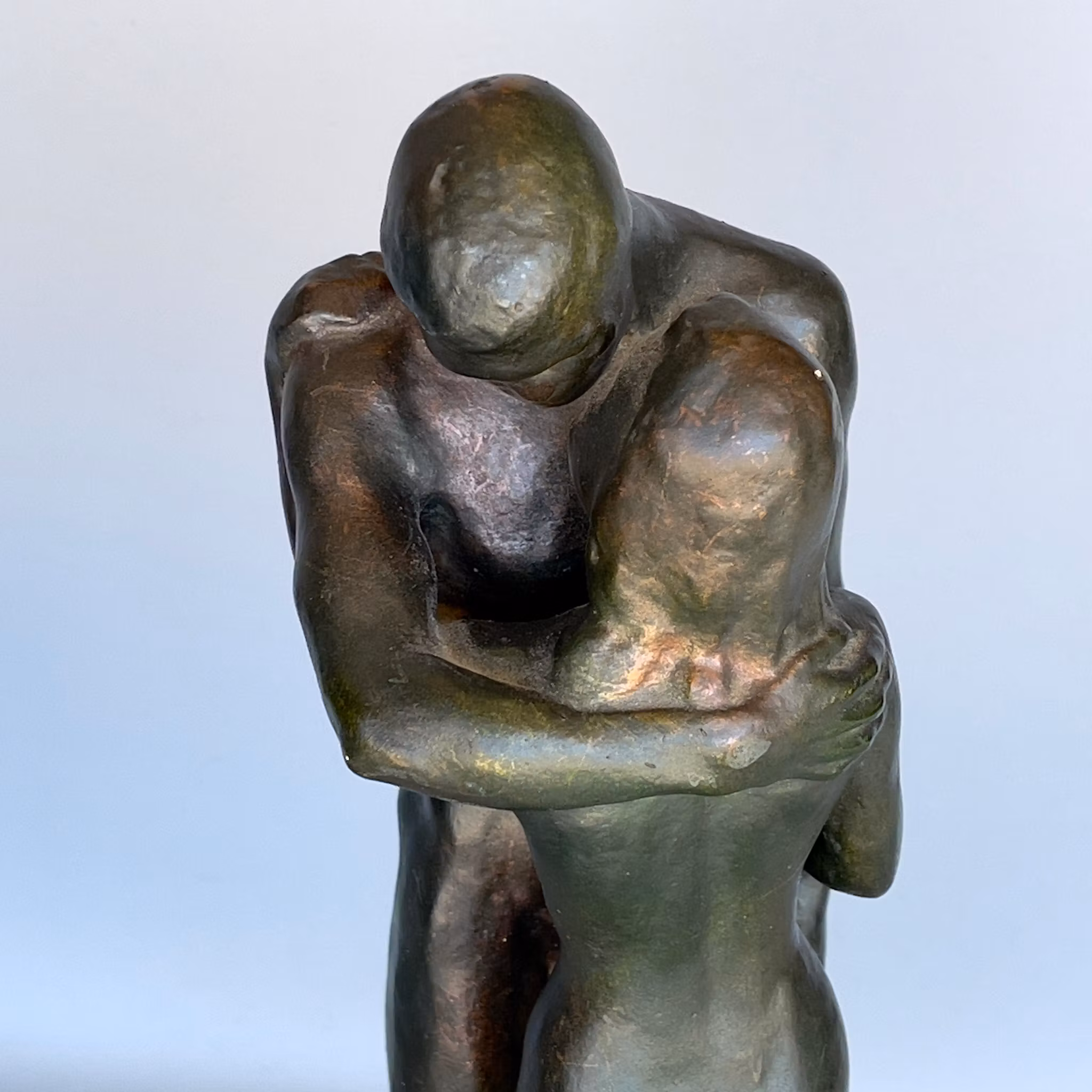 Gudmar Olovson - Skulptur “Les deux arbres” Par i omfamning, Patinerad gips, signerad
