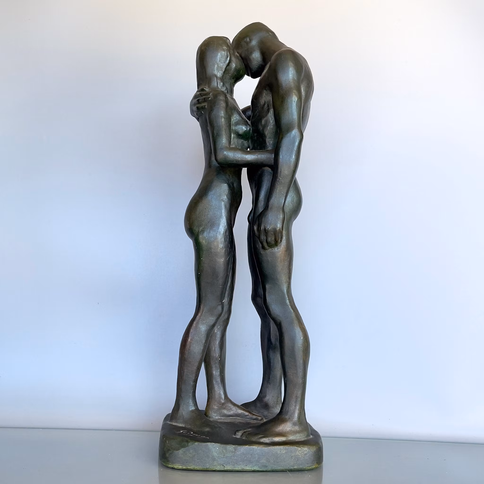 Gudmar Olovson - Skulptur “Les deux arbres” Par i omfamning, Patinerad gips, signerad