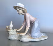 NAO Porslinsfigur - Flicka med duva - Spain