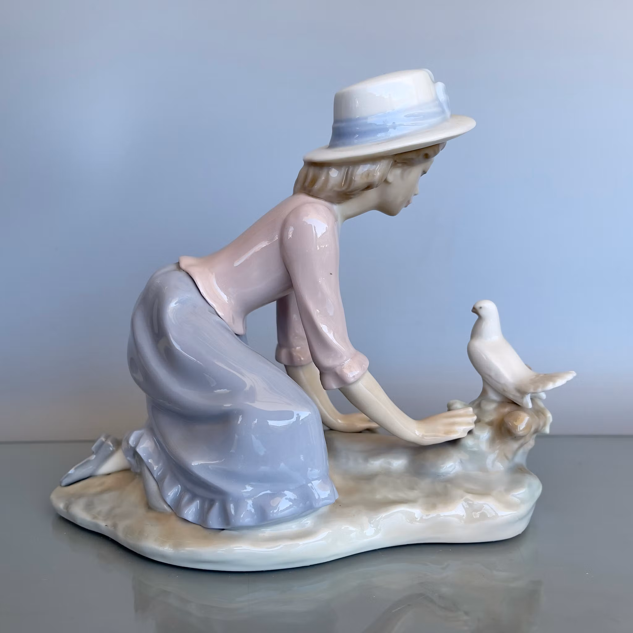 NAO Porslinsfigur - Flicka med duva - Spain