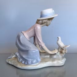 NAO Porslinsfigur - Flicka med duva - Spain