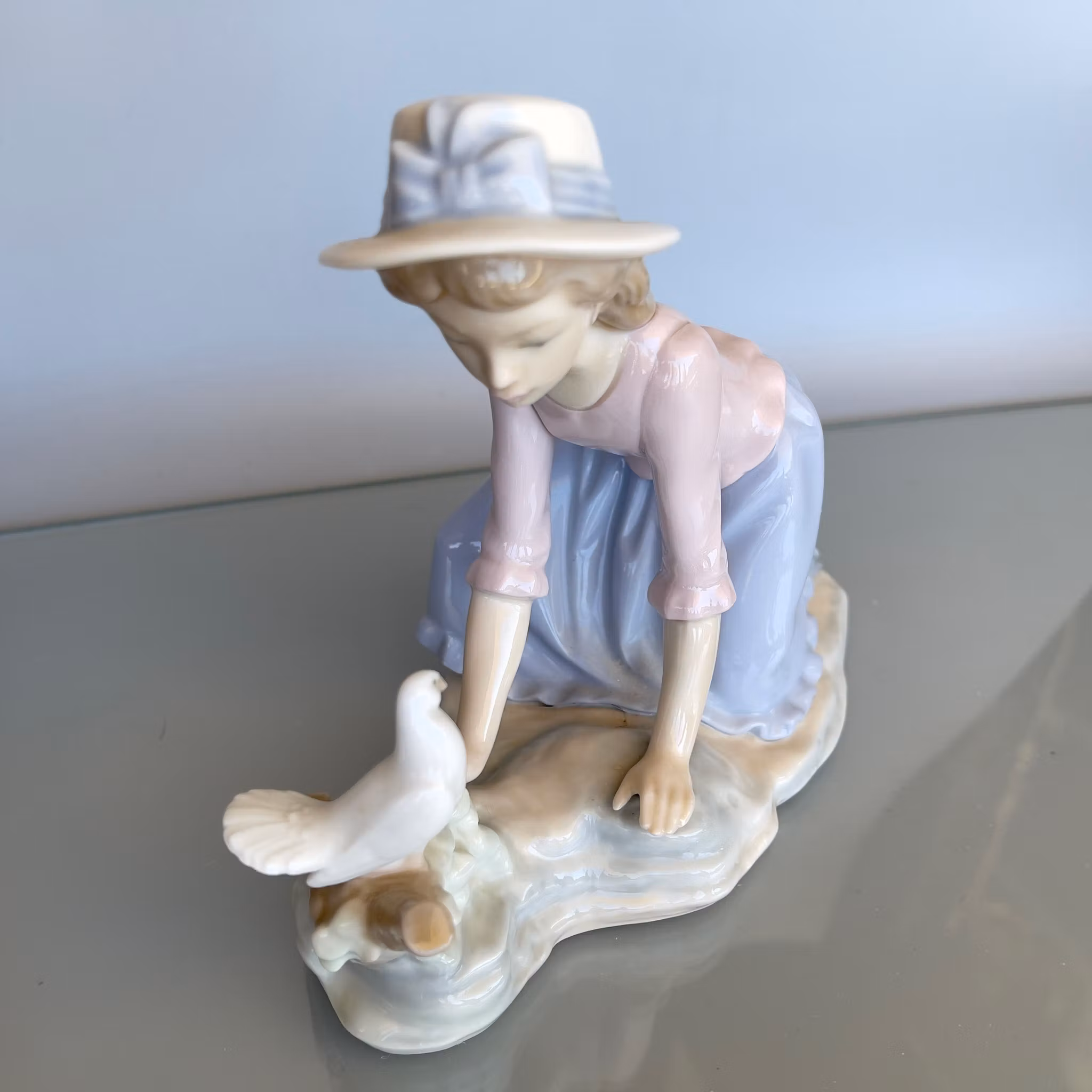 NAO Porslinsfigur - Flicka med duva - Spain