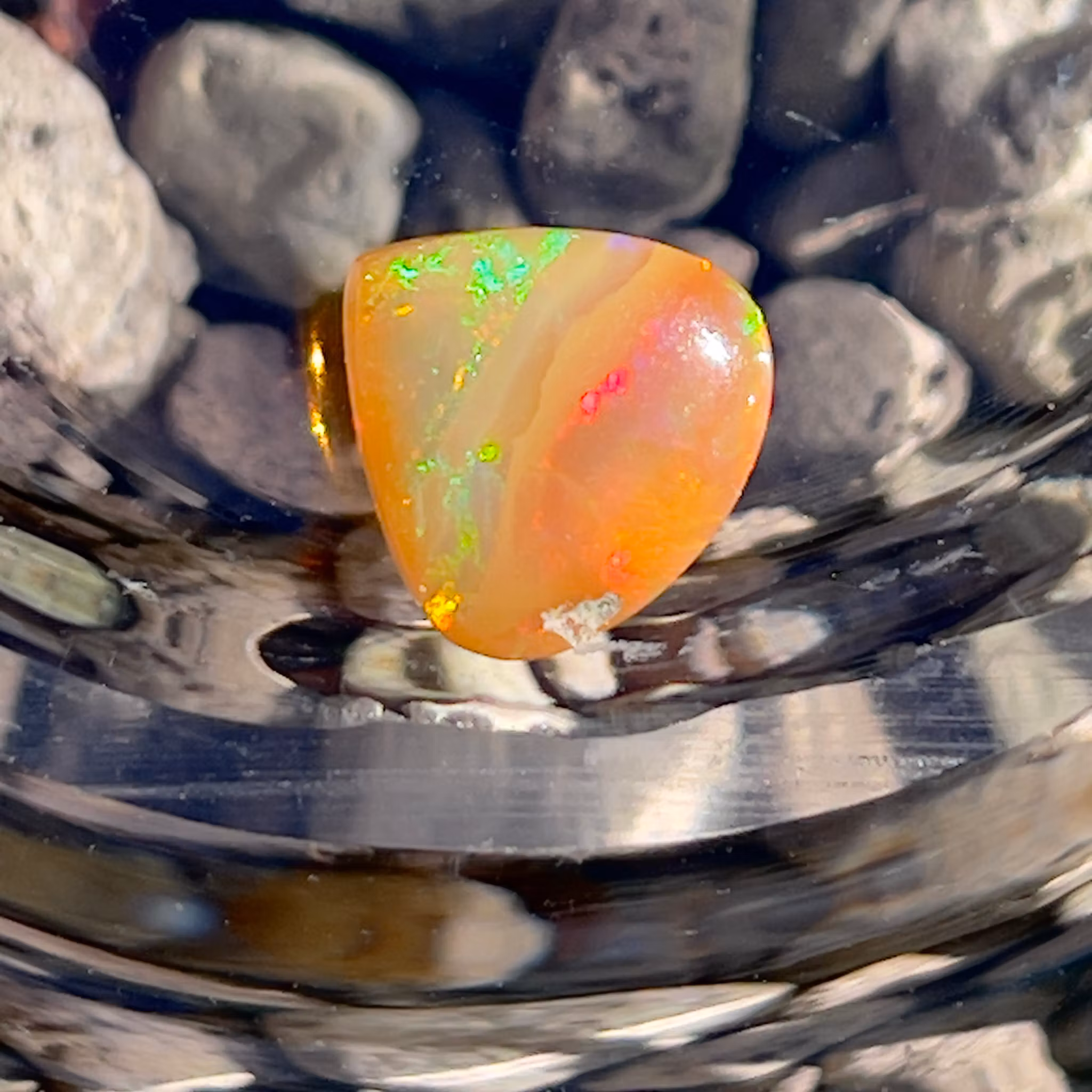 Agata di fuoco naturale 2,05 ct - Cabochon a forma libera - Intenso gioco di colori