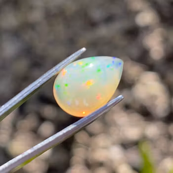Opale Welo naturale da 2,90 ct - Cabochon a forma di goccia - Intenso gioco di colori