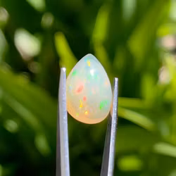 Naturalny opal Welo 2,90 ct - kaboszon w kształcie kropli - intensywna gra kolorów