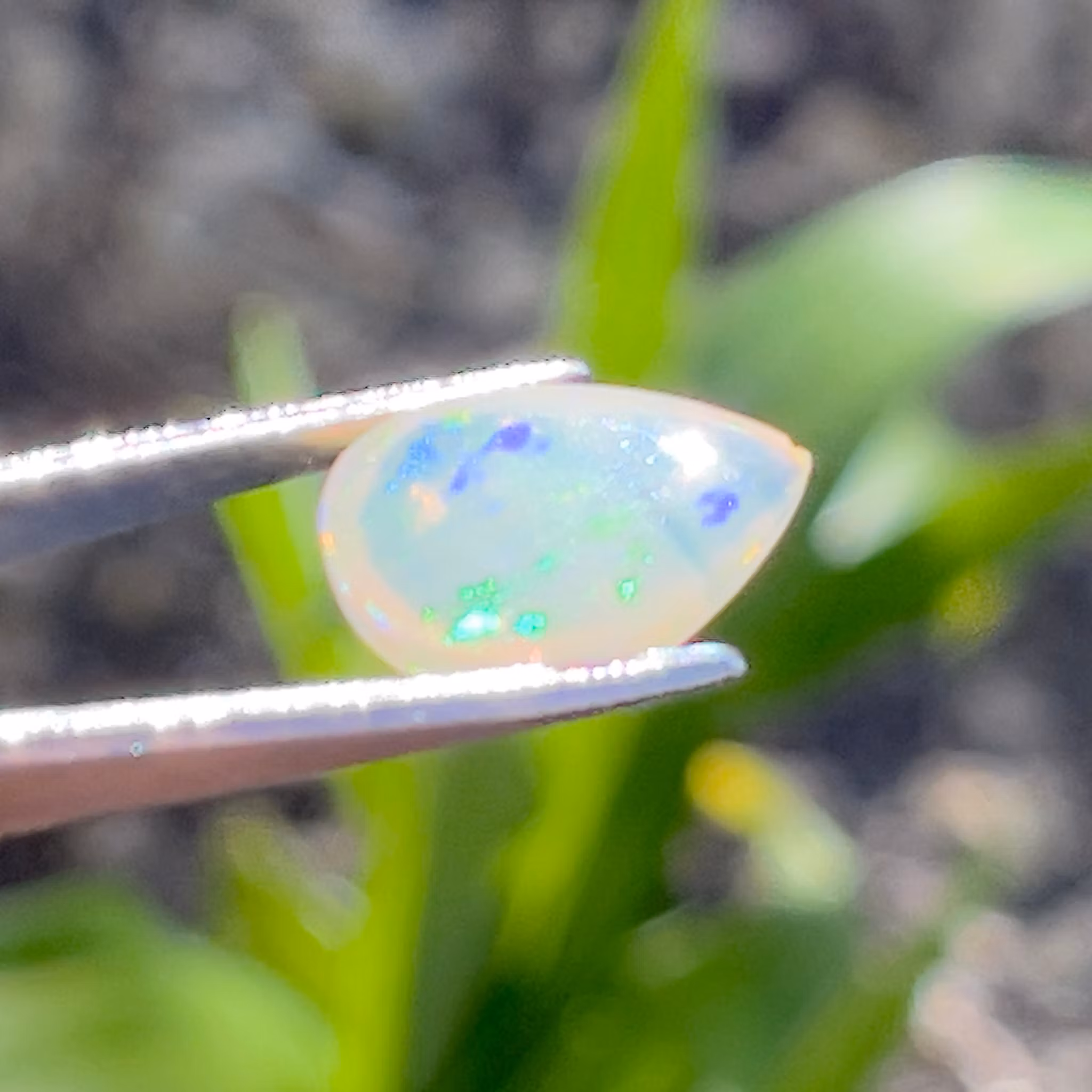 Opale Welo naturale da 2,90 ct - Cabochon a forma di goccia - Intenso gioco di colori