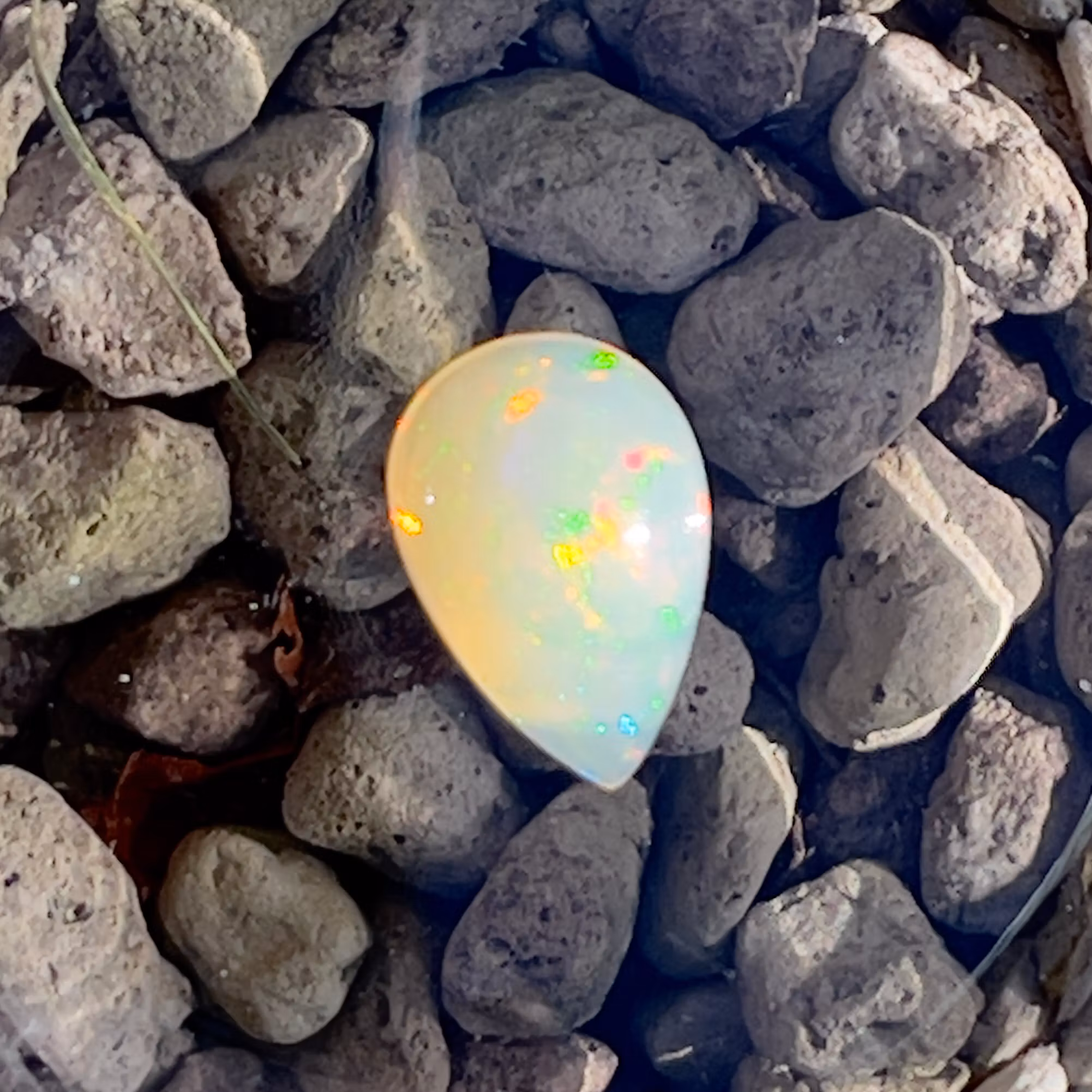 Opale Welo naturale da 2,90 ct - Cabochon a forma di goccia - Intenso gioco di colori