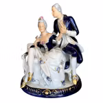 Royal Dux - Porslinsfigur, romantiskt rokokopar på soffa, Tjeckoslovakien
