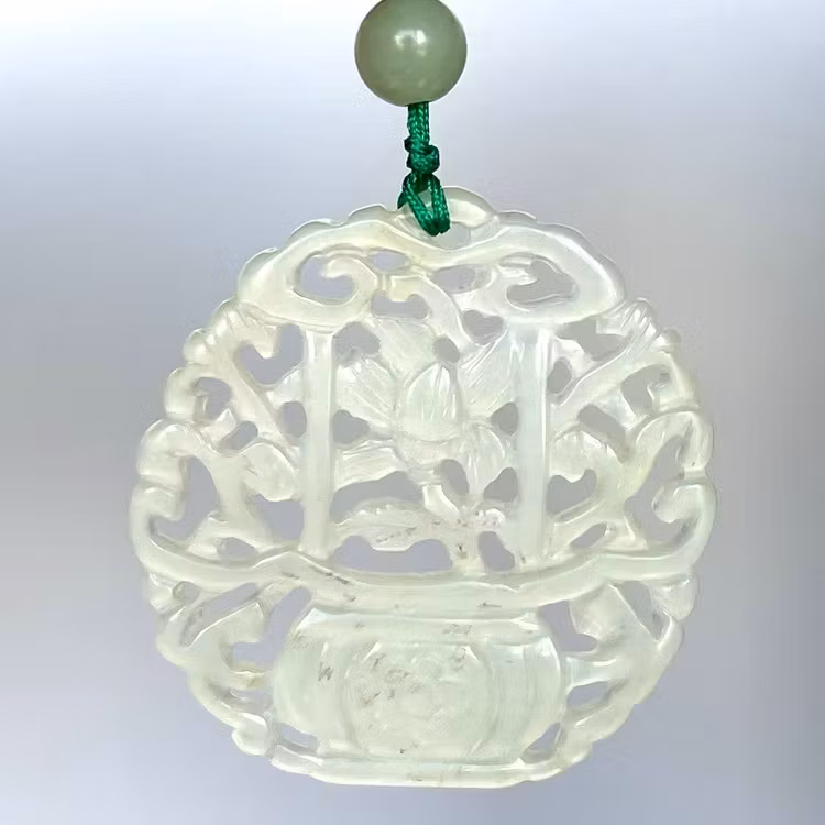 Exklusivt snidad jade amulett / Dekorativt hänge - Genombrutet hantverk