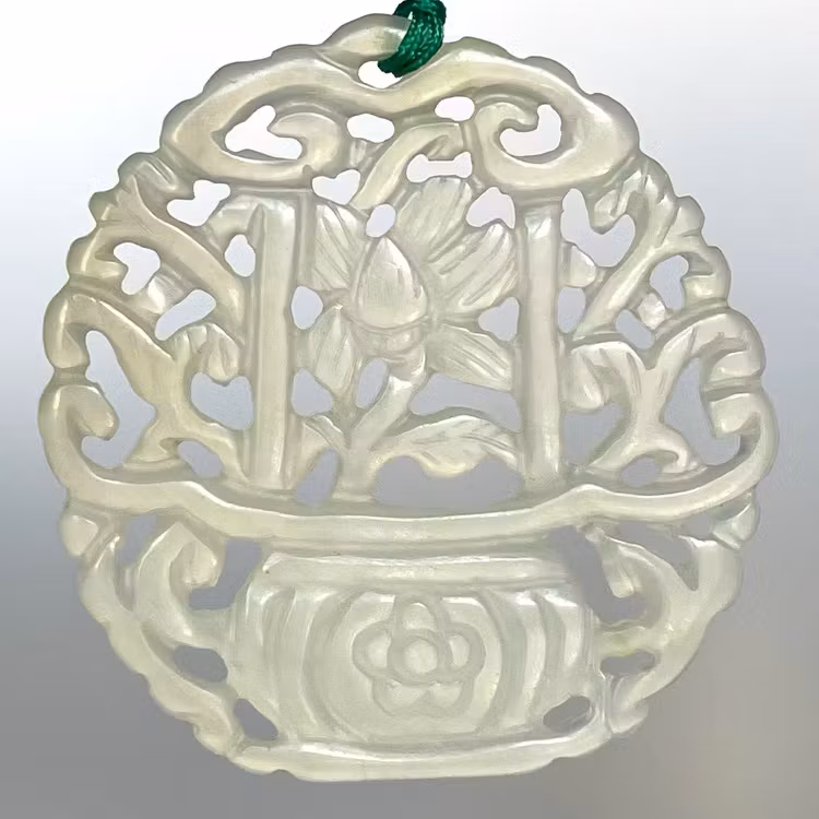 Exklusivt snidad jade amulett / Dekorativt hänge - Genombrutet hantverk