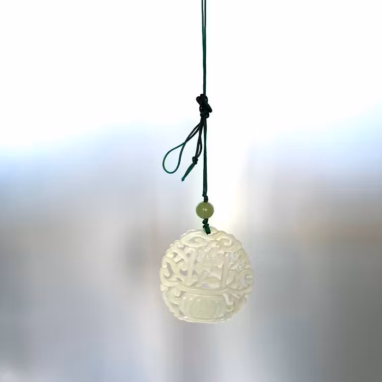 Exklusivt snidad jade amulett / Dekorativt hänge - Genombrutet hantverk