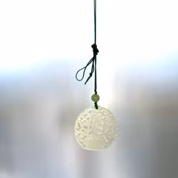 Eksklusivt utskåret jadeamulett / dekorativt anheng - Åpent håndverk