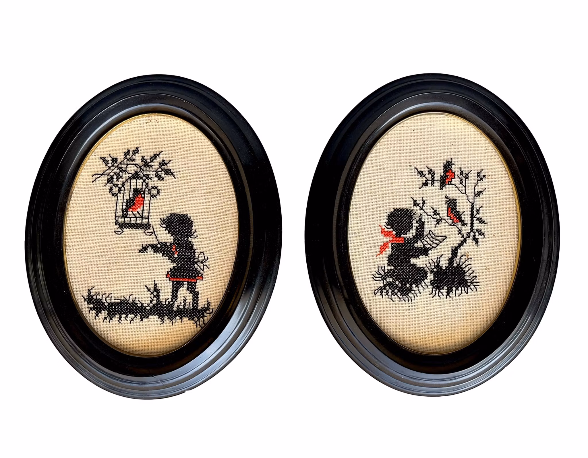 Två Vintage Broderi tavlor - Fågel med barn och rödhakar - Handbroderade Korsstygn i Ovala Ramar