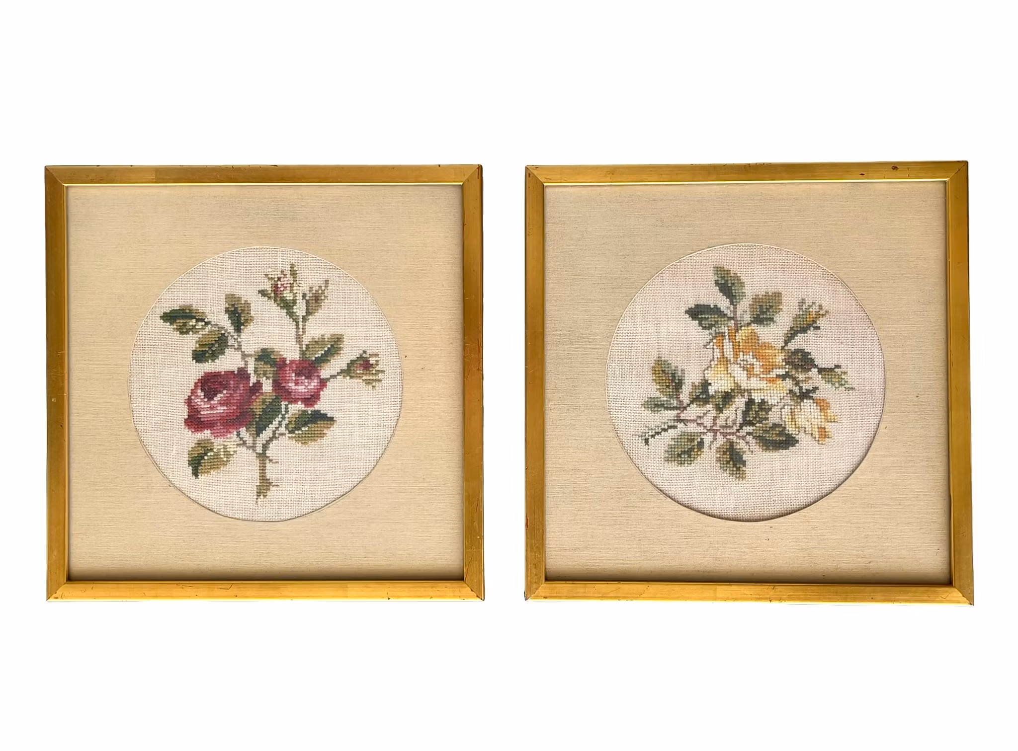 Två Handbroderade Tavlor med Blomstermotiv - Vintage Hantverk i Eleganta Ramar