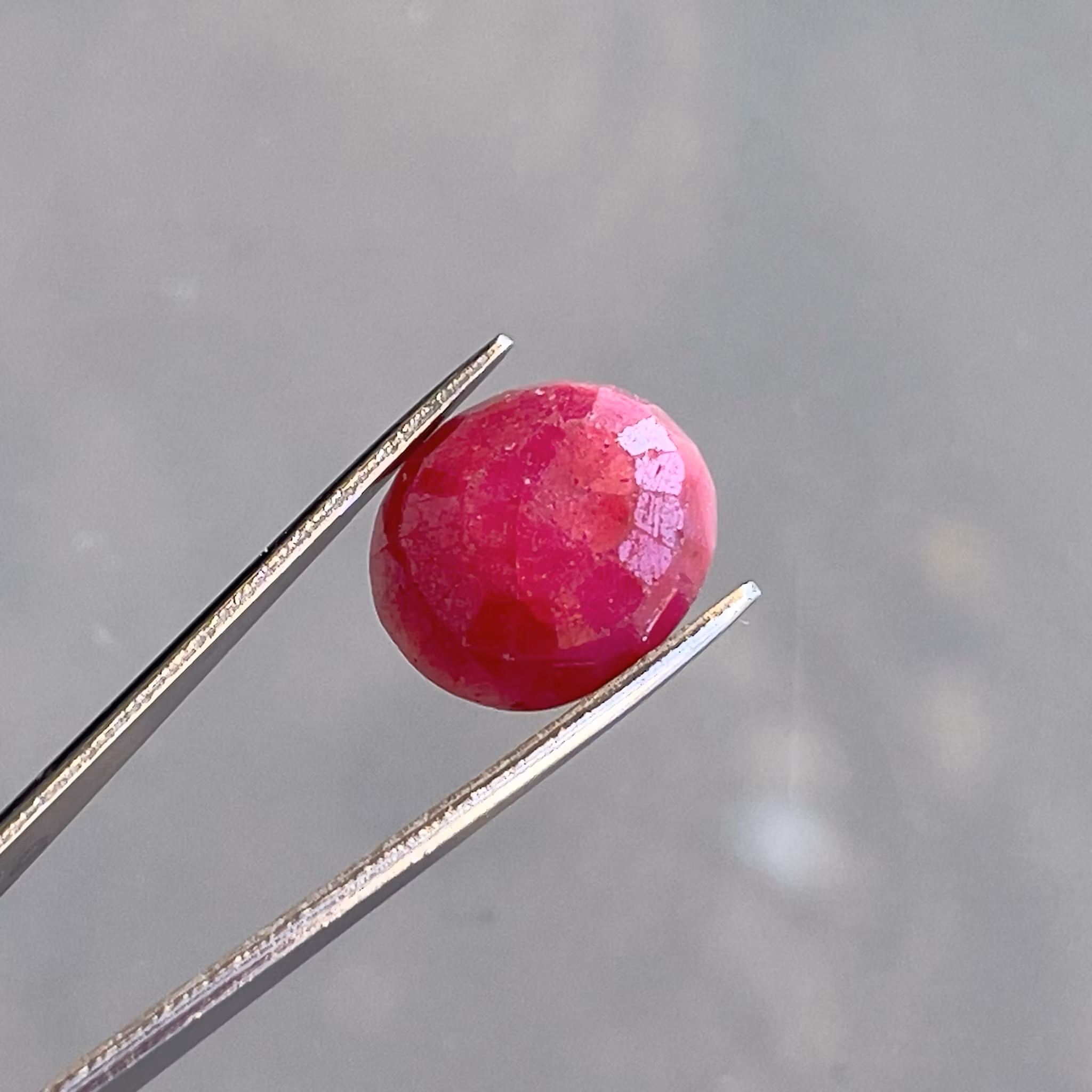 Naturlig Rubin ca 10,05 ct - Oval fasett slipad ädelsten från äldre smycke