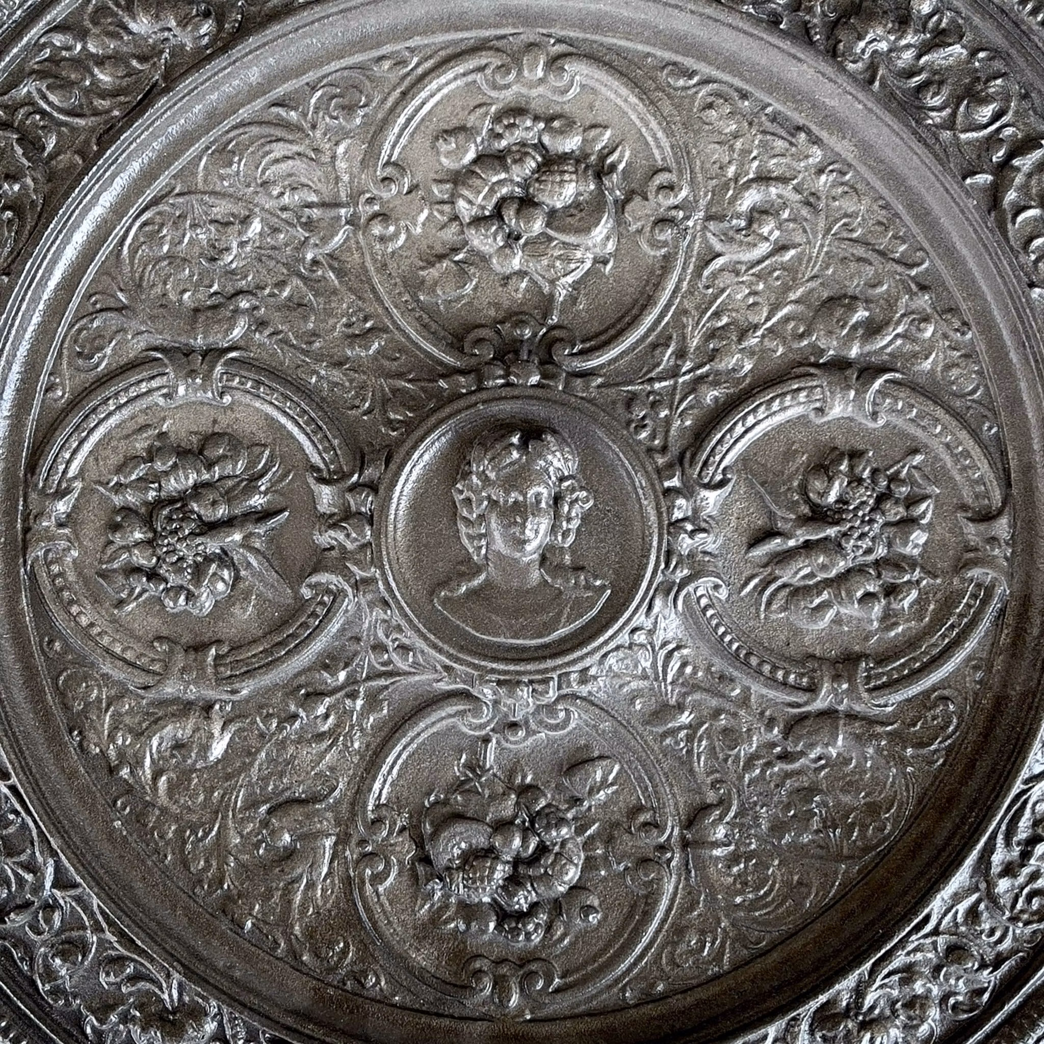 Antikt Praktfat i Relief gjutet Järn - Nyrenässans ca 1880-talet