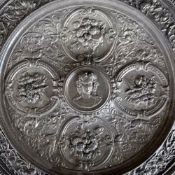 Antieke schaal van gietijzer met reliëf - neorenaissance, circa 1880