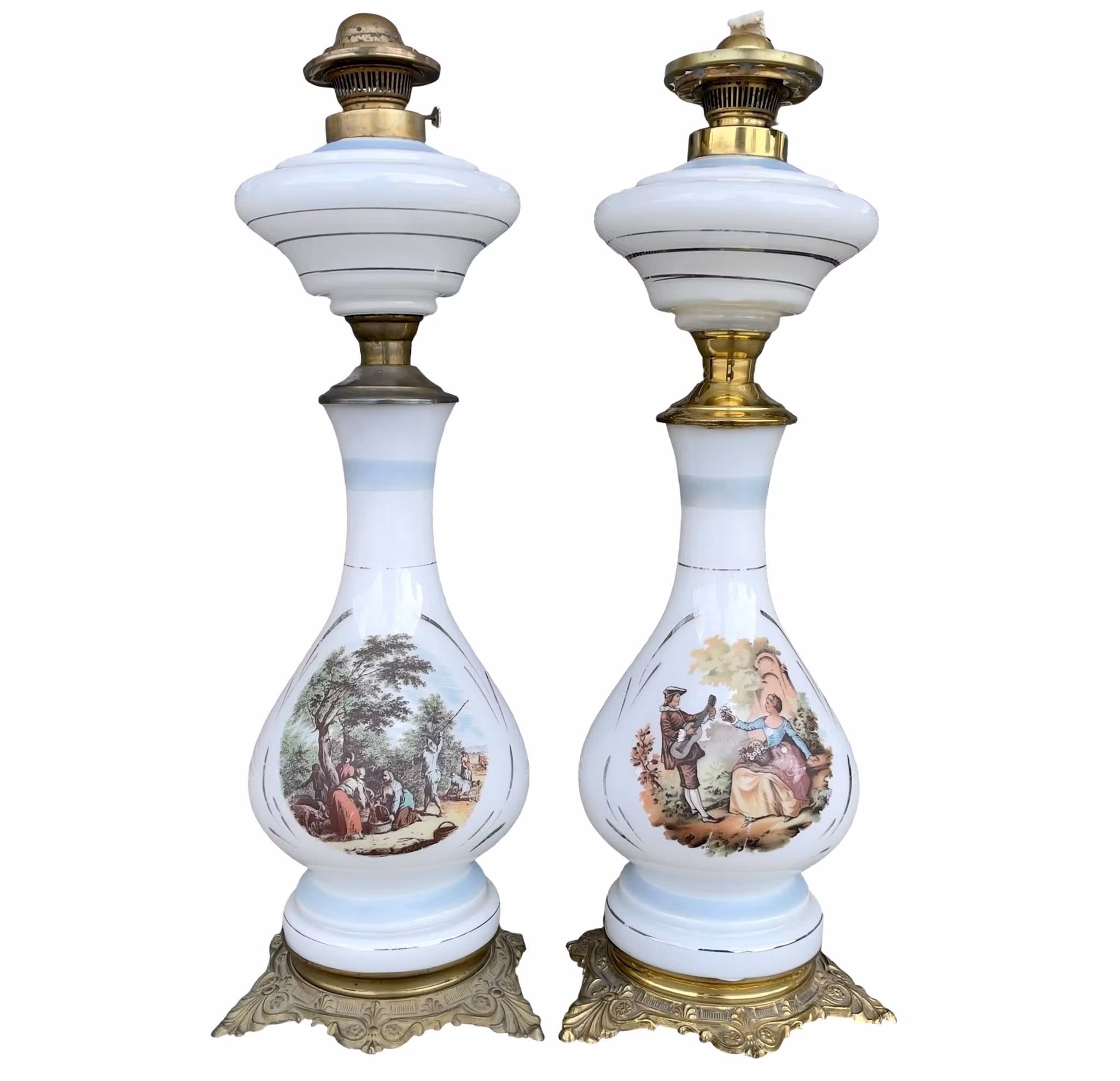 Antikt Par Fotogenlampor i Opalin glas med Romantiska Motiv