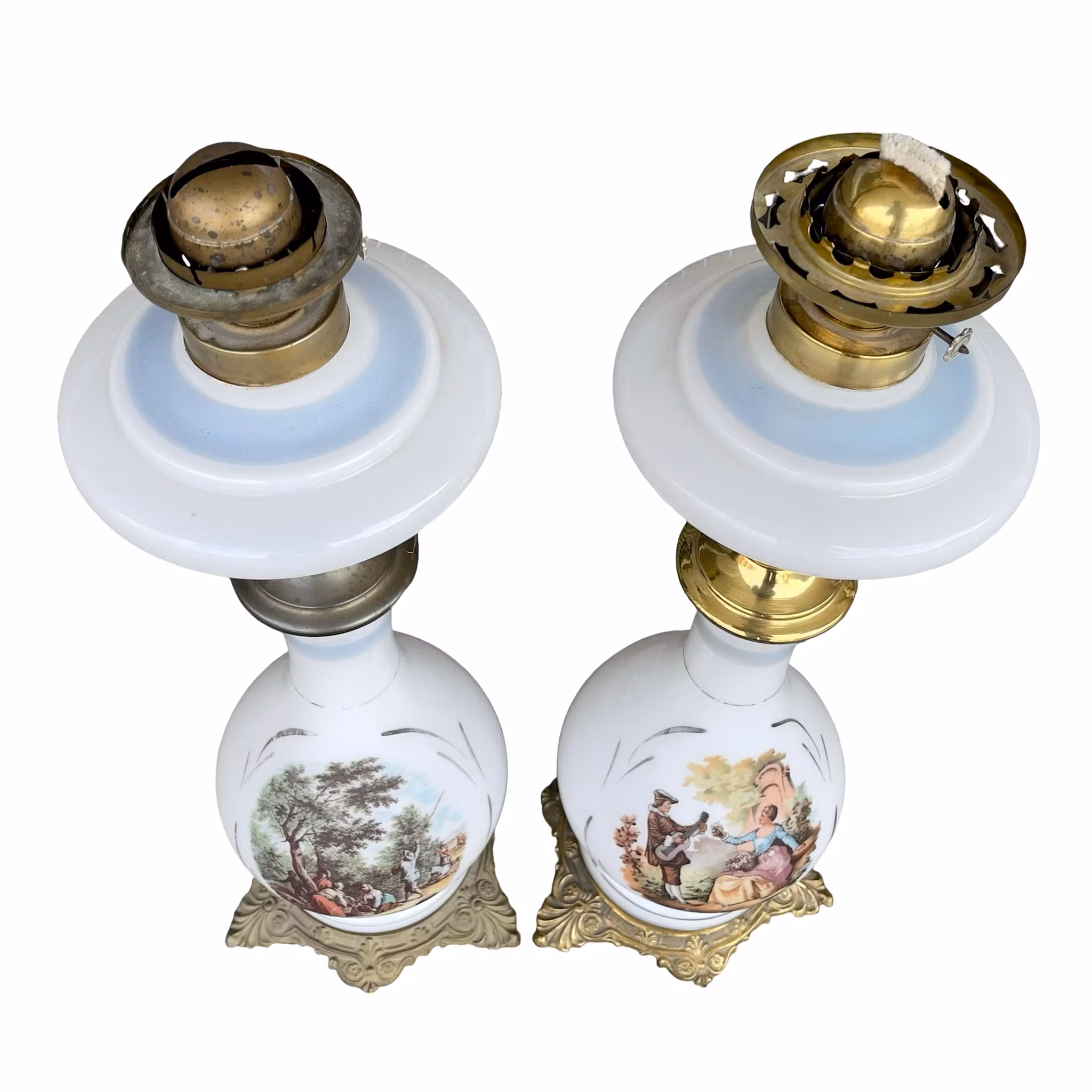Antikt Par Fotogenlampor i Opalin glas med Romantiska Motiv