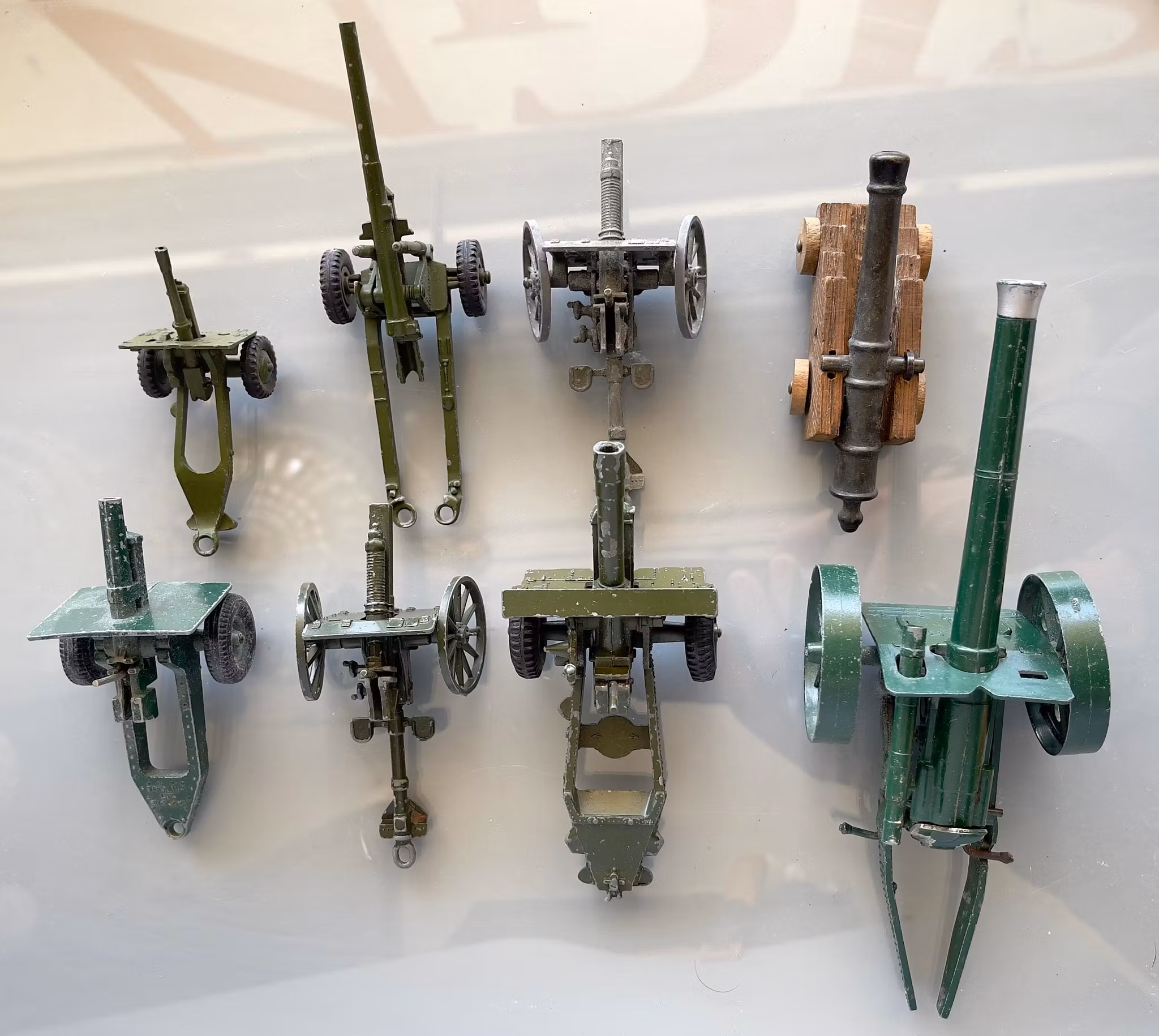 Samling av 8 eldre modellkanoner / artillerikutt - Britains, Crescent & Dinky Toys