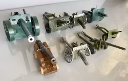 Samling av 8 eldre modellkanoner / artillerikutt - Britains, Crescent & Dinky Toys