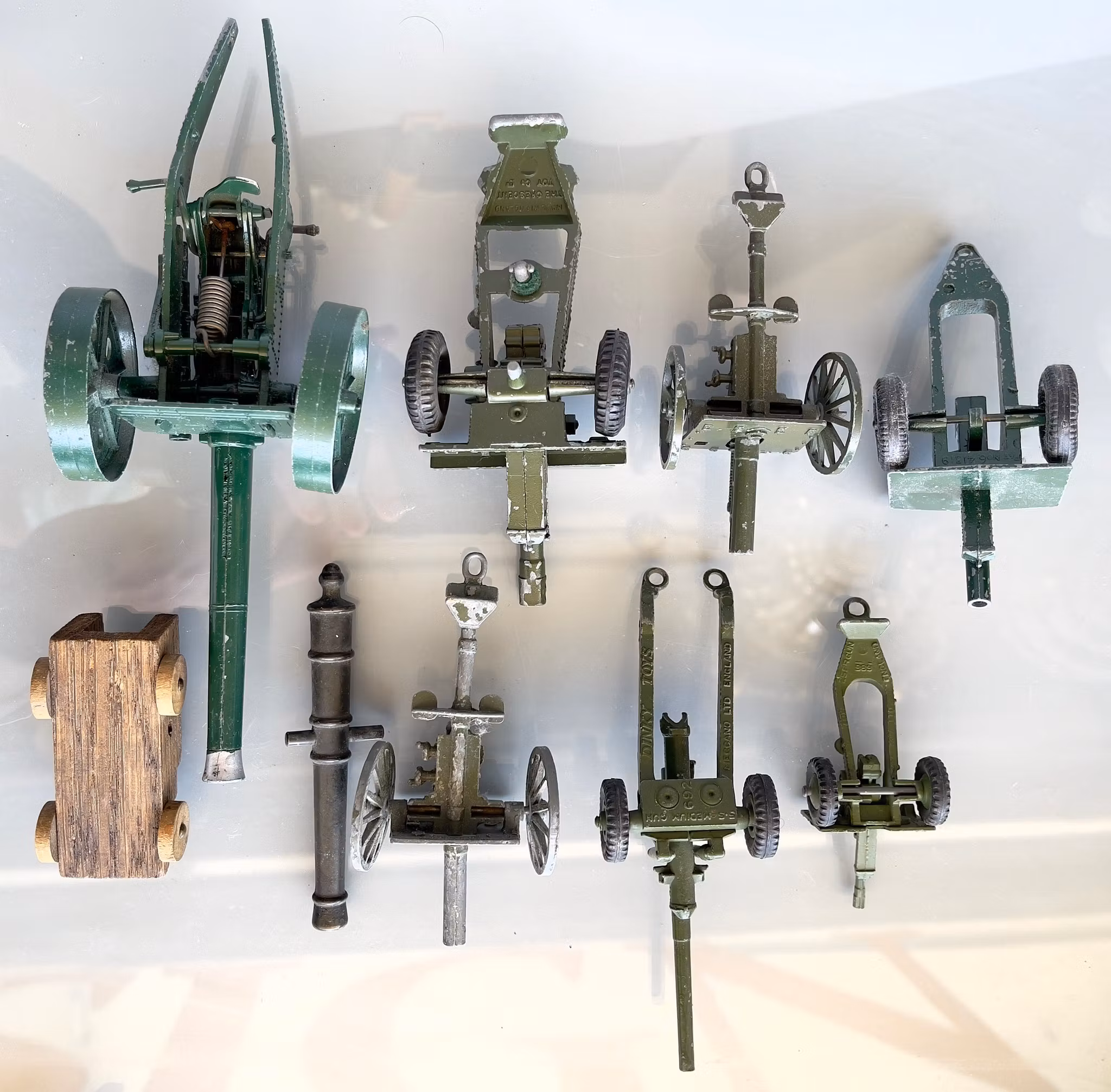 Samling av 8 eldre modellkanoner / artillerikutt - Britains, Crescent & Dinky Toys