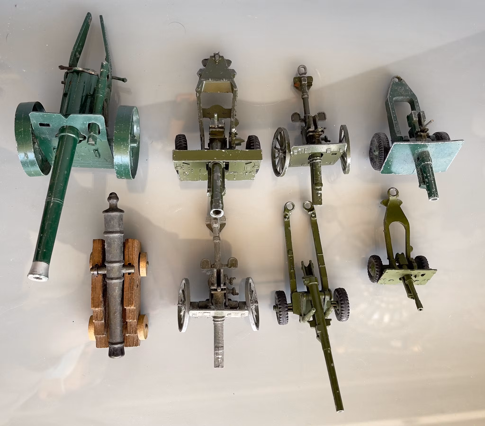 Samling av 8 eldre modellkanoner / artillerikutt - Britains, Crescent & Dinky Toys