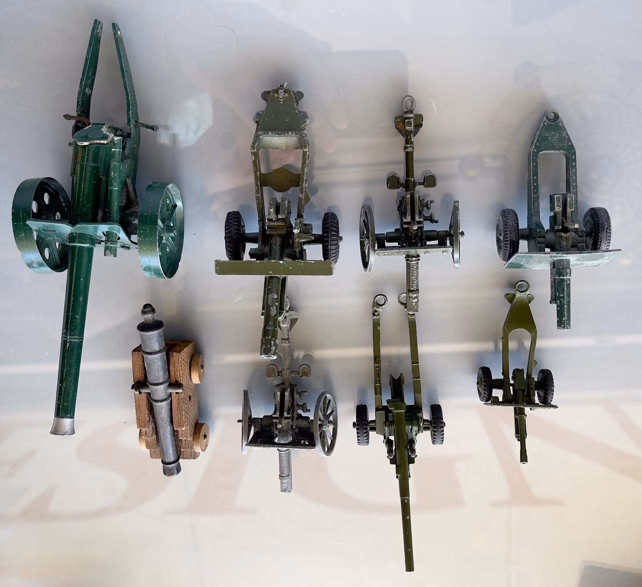 Samling av 8 eldre modellkanoner / artillerikutt - Britains, Crescent & Dinky Toys