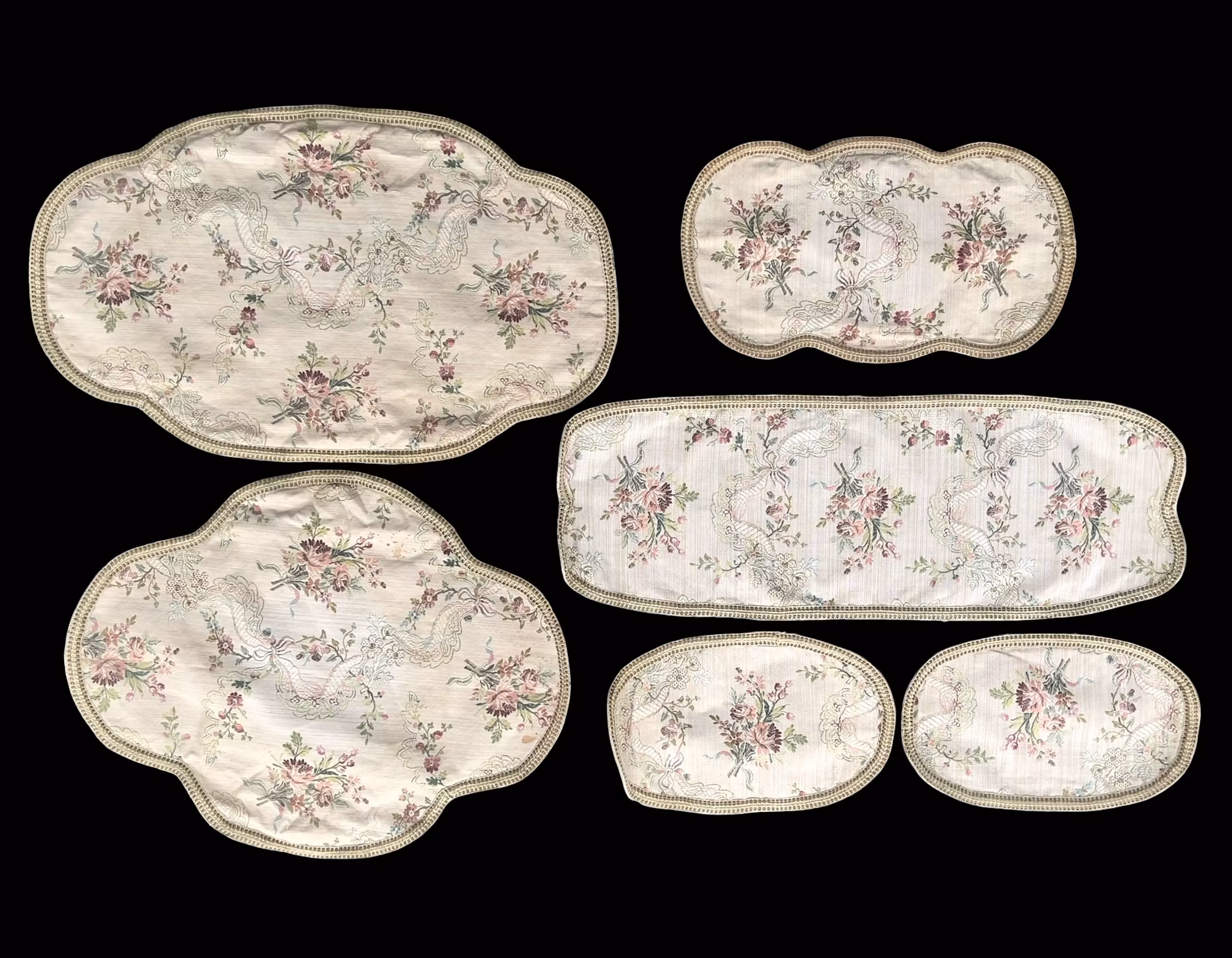 Elegant vintage dukset med broderade löpare och tabletter - 6 delar