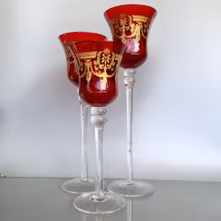 Juego de 3 copas de vino vintage exclusivas: cristal rojo rubí con una rica decoración dorada.