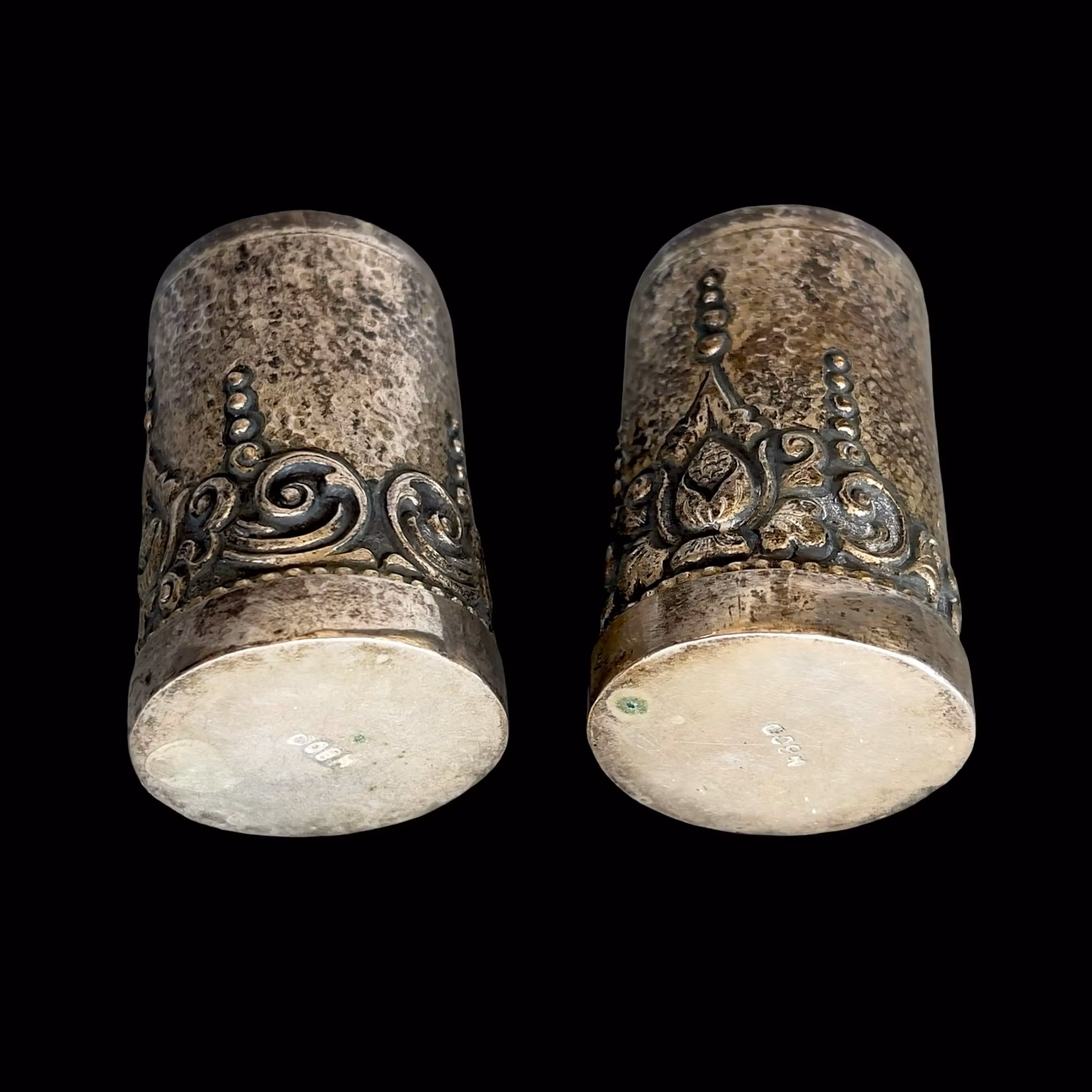 Salière et poivrière anciennes - Argent 800 - Décoration martelée à la main - 78 g