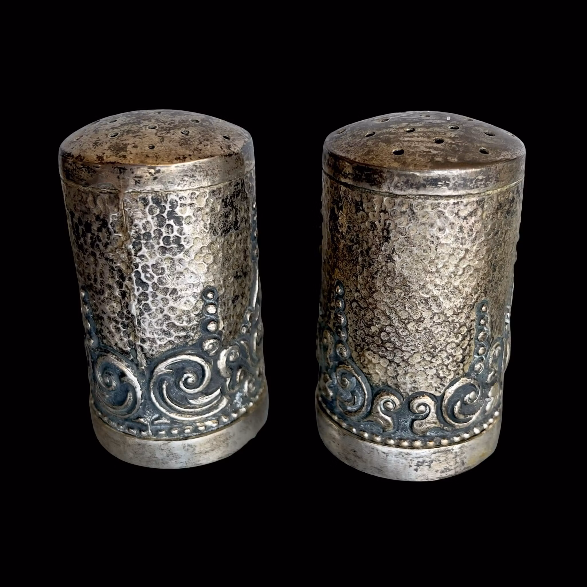 Salière et poivrière anciennes - Argent 800 - Décoration martelée à la main - 78 g