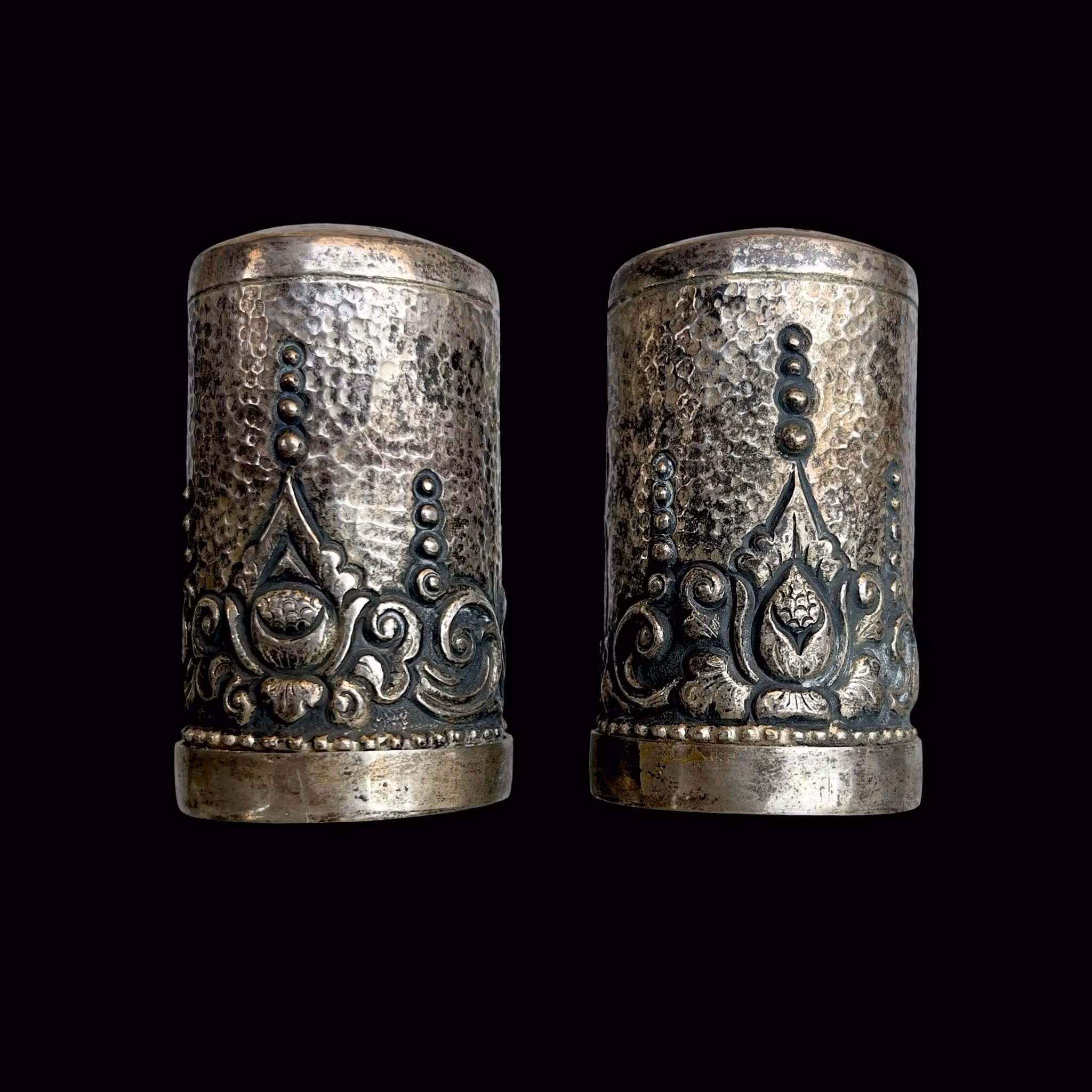 Salière et poivrière anciennes - Argent 800 - Décoration martelée à la main - 78 g